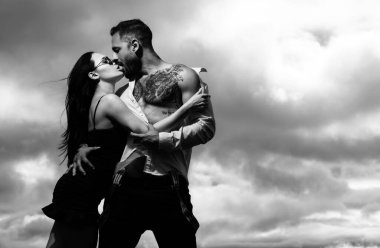 Güzel çıplak aşıklar öpüşüyor. Güzel kadın ve seksi erkek arkadaş. Erkeğin kucaklaması ve şehvetli bir kadını öpmesi