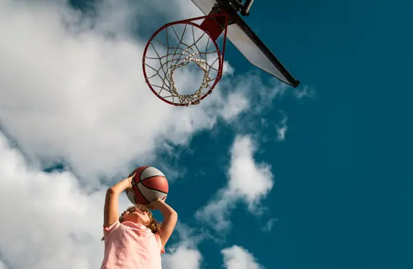 Ragazzo Concentrato Giocare Basket Palla — Foto Stock
