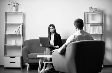 İki yaratıcı işçi ofiste projeyi tartışıyor. İş arkadaşları dizüstü bilgisayar kullanıyor. İş adamları başarılı bir anlaşmayı tartışır, ofiste çalışmayı tartışır.