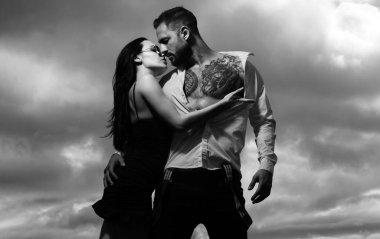 Tutkulu seksi anlar. Birbirine aşık romantik bir çift. Erkeğin bir kadını şefkatle öpmesi ve kucaklaması