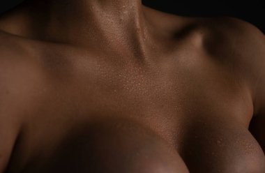 Göğüs büyütme ameliyatı. Çıplak kız göğsü.