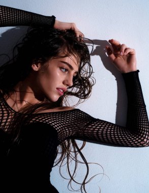 Stüdyoda güzel bir kadın portresi var. Temiz tenli, doğal makyajlı güzel bir kız.