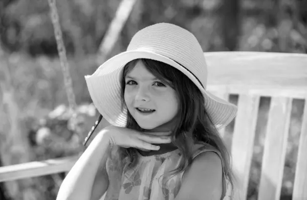Dospívající Dívka Venku Zblízka Portrét Atraktivní Malé Dospívající Krásnou Šťastnou — Stock fotografie