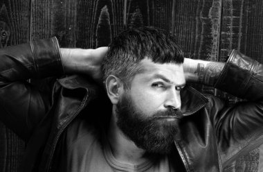 Yakışıklı, ciddi bir erkek manken. Sakallı adam rahatlıyor, rüya görüyor.