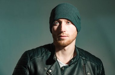 Yakışıklı, kendine güvenen adam. Stüdyoda poz veren ciddi biri.