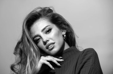 Güzel genç bir kadının portresi. Şehvetli, güzel bir kadın modelin yüzünü yakından çek. Genç bir kadının portresi. Doğal güzellik kadını.