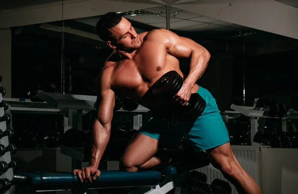 Fisiculturista Treinando Bíceps Ginásio Levantando Halteres Exercícios Exercícios Esportista Com — Fotografia de Stock