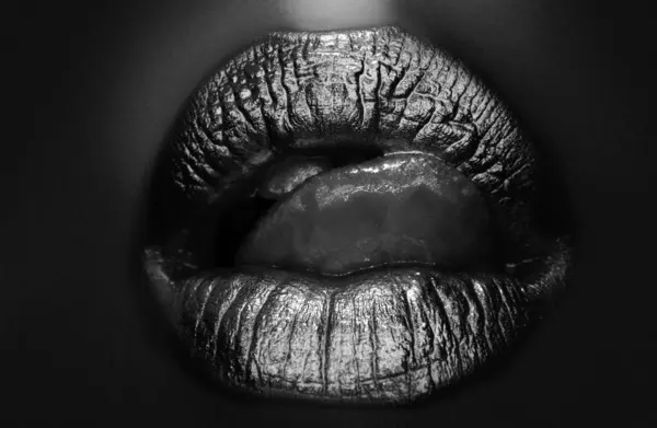 セクシーな舌だ 官能的な舐め方だ 金の唇 口から金泥を塗る メイクアップと女性の口の中に黄金の唇 黄金の金属のための官能的かつ創造的なデザイン — ストック写真