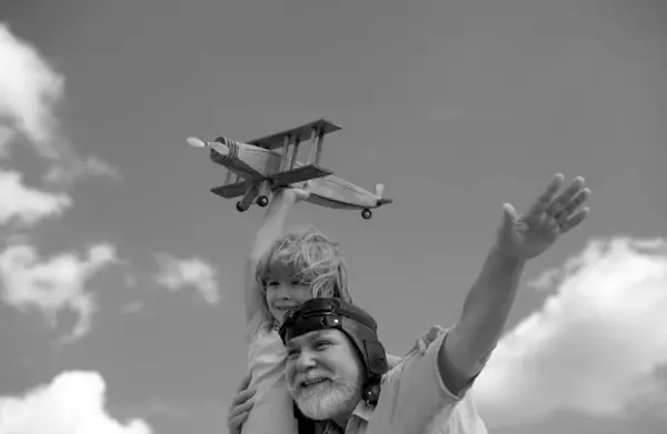 Junge Und Großvater Amüsieren Sich Mit Spielzeugflugzeug Himmel Kind Träumt — Stockfoto
