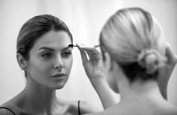 Vacker Kvinna Ansikte Med Perfekt Makeup Skönhetstjej Med Perfekt Hud — Stockfoto