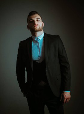 Metroseksüel. Takım elbiseli zarif adam. Rormal takım elbiseli modern bir adam. erkek modası. Klasik takım elbiseli adam. İş kendine güvenen. Yakışıklı ciddi erkek modelportresi. Hırs ve bireysellik, başarı.