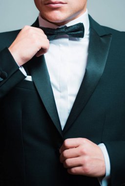 Siyah takım elbiseli bir adam papyon takıyor. Erkek modası. Klasik takım elbiseli. Zarif ve şık bir hippi.