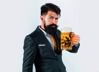 Bira içen zarif bir adam. Bira bardağı ve bira tutan bira makinesi.