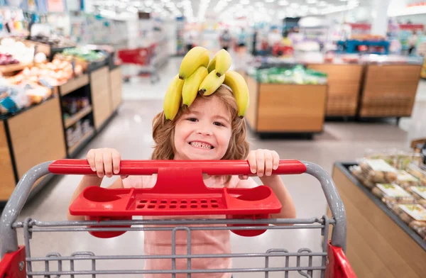 Kind Met Winkelwagentje Bij Supermarkt Supermarkt Kind Koopt Bananenfruit Supermarkt — Stockfoto