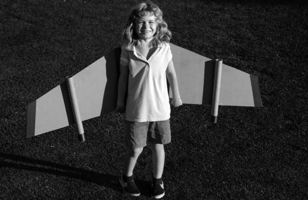 Roztomilý Snílek Hrající Papírovým Letadlem Dětství Fantazie Představivost — Stock fotografie