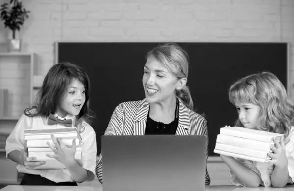 School Teacher Schoolkids Learning Laptop Computer Studying Online Education Teacher — Stockfoto