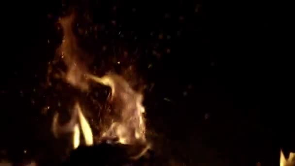 Φωτιά Στο Τζάκι Κάψιμο Φωτιάς Φλόγα Φωτιάς Μαύρο Χρώμα Για — Αρχείο Βίντεο