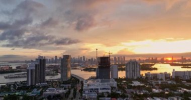Miami 'deki Ocean Drive' ın havadan görüntüsü. Miami hava manzaralı. Art deco bölgesi, Miami Florida. Ünlü cadde. Drone manzarası, günbatımı gökyüzü, kumsal. Miami 'de Ocean Drive. Alacakaranlık Denizi. Sahilde gün batımı
