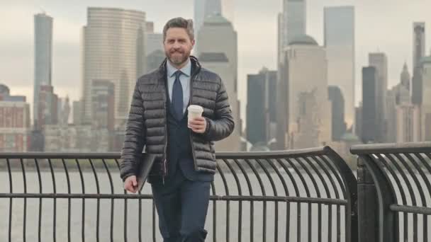 Kışlık Ceketli Mutlu Bir Adamı Dışarıda Yürüyor New York Sokakta — Stok video