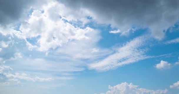 雲の背景を持つ青空 空の雲がゆっくり動いている 雲の青いゆっくりしたムー 雲と太陽のタイムラプスで青空 空を飛ぶ雲の景色 白い雲の移動のタイムラプス — ストック動画