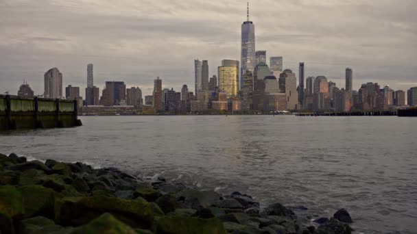 허드슨 스카이라인은 하늘에 마천루와 나이트 맨해튼 미드타운 마천루 뉴욕의 스카이라인 — 비디오