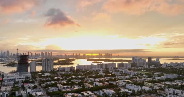 迈阿密海洋大道的航景 迈阿密航景 佛罗里达州迈阿密南滩装饰艺术区 著名的大道 无人机的景色 日落的天空 迈阿密的海洋大道日落日出 — 图库视频影像