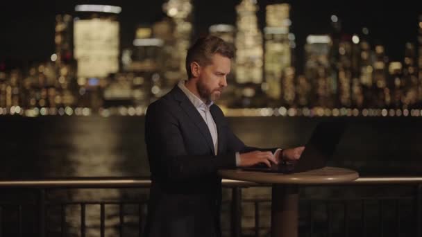 Homem Negócios Trabalhando Laptop Noite Com Luzes Neon Street Nova — Vídeo de Stock