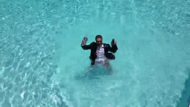 Empresário Turista Terno Nadando Piscina Tropical Com Laptop Bonito Homem — Vídeo de Stock