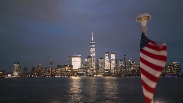 Noche Manhattan Vista Aérea Nueva York Bandera Americana Nueva York — Vídeo de stock
