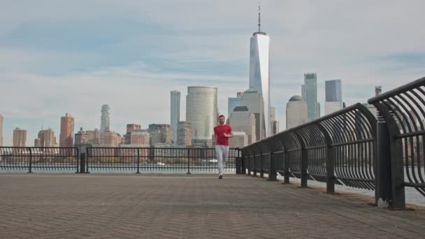 도망쳐요 뉴욕으로 달리는 뉴욕에서 달리는 40대 활동적인 건강한 스포츠 남자는 — 비디오