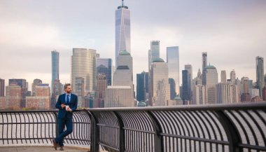 İşadamı, girişimci, yönetmen, patron, yönetici, emlakçı, sigortacı, borsacı, işveren, avukat, ofis çalışanı New York 'ta sokakta yürüyor. Olgun iş adamı.