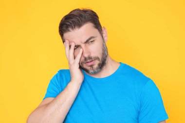 Baş ağrısı. Cephalalji ve migren. Sinüs ağrısı, gerilim ya da küme baş ağrısı olan bir adam. Baş ağrısı, migren belirtileri. Kronik baş ağrıları. Baş ağrısı tetikleyiciler. Yorgun adamın korkunç bir baş ağrısı var.