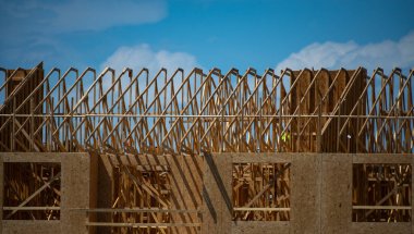Kereste ev iskeleti. Çatı inşaatı. Ahşap yapım. Bir evin çerçevesi. Kulübenin çerçevesi. Evin inşaatının başlangıcı. İnşaat alanı