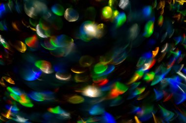 soyut ışıltı arka planı aydınlatır. Sanat ışıkları. Dekorasyon bokeh ışıldıyor, arkaplan bokeh ile soyut parlıyor. Sanat tasarımı arka planda bulanık efektli parıldayan kıvılcımlar oluşturur