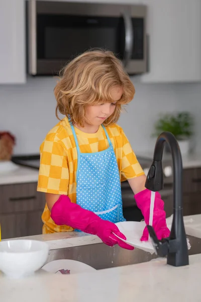 Criança Limpeza Louça Cozinha Pia Esponja Lavagem Prato Criança Ajudando — Fotografia de Stock
