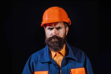 Miğferli bir adam, inşaat malzemeleri ve kaskı olan bir müteahhit. Güvenlik kaskı. Yenileme. Şapkalı adam. Ağır iş. İnşaatçı çalışıyor. Zor iş. İnşaatçı, işçi müteahhit ustabaşı işçi