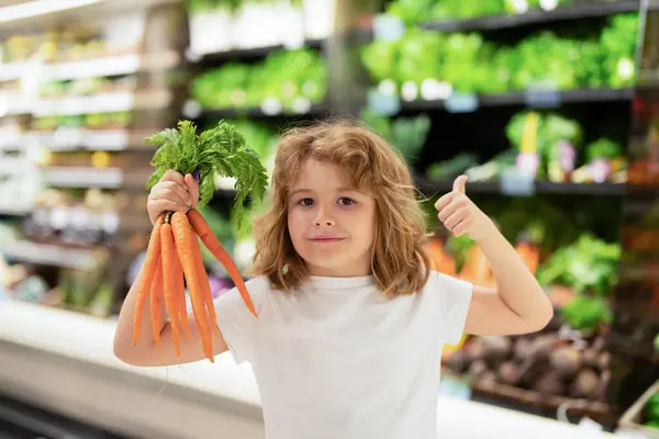 Niño Eligiendo Verduras Tienda Alimentos Niños Mercado Alimentos Ventas Descuentos —  Fotos de Stock