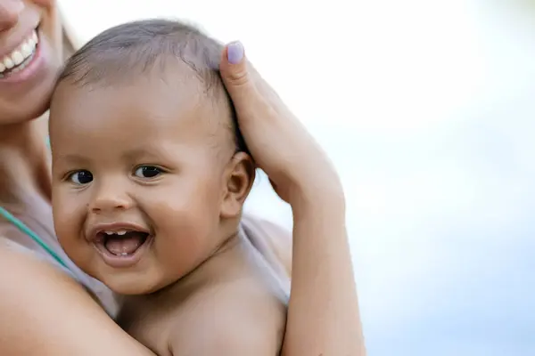 Närbild Porträtt Mor Kramar Multiracial Baby Mamma Kramar Biracial Barn — Stockfoto