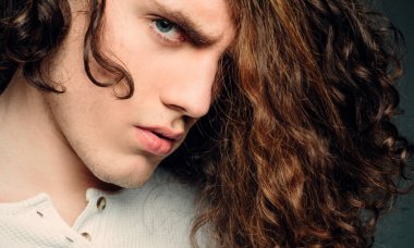 Genç, ciddi bir adam. Kapatın. Kendine güvenen ve vahşi bir tarzı olan bir adam. Şık bir genç adam. Sıradan ciddi bir adamın portresi.