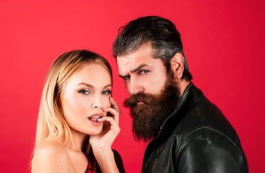 Kırmızı karantinada birbirine aşık şehvetli bir çift. Tutkulu çift nazikçe öpüşüyor. Arzuları olan güzel bir çift