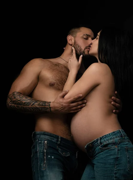 Ömsint Kyss Sensuella Par Förälskade Familjepar Som Föder Barn Gift — Stockfoto