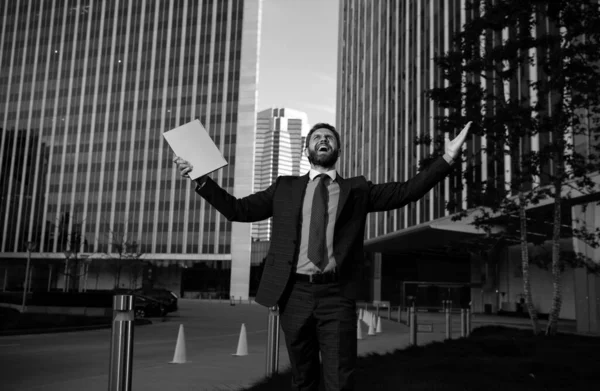 Geschäftsmann Feiert Seinen Erfolg Einem Business Center Ehrgeiziges Konzept Und — Stockfoto