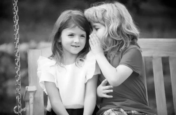 Kleiner Junge Flüstert Hübschem Mädchen Ins Ohr Bruder Und Schwester — Stockfoto
