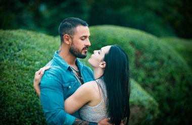 Genç ve hassas sevgili, seksi bayanın yumuşak tenine dokunmayı sever. Duygusal bir ilişki. Samimiyet, şehvetli bir kavram. Genç ve tahrik olmuş bir erkekle seksi girişimci kadın.