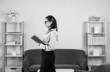 Düşünen öğrenci ya da genç öğretmen. Ofiste çalışan iş kadını girişimci, işyerinde çalışan profesyonel bir çalışan. Genç güzel sekreter kız.