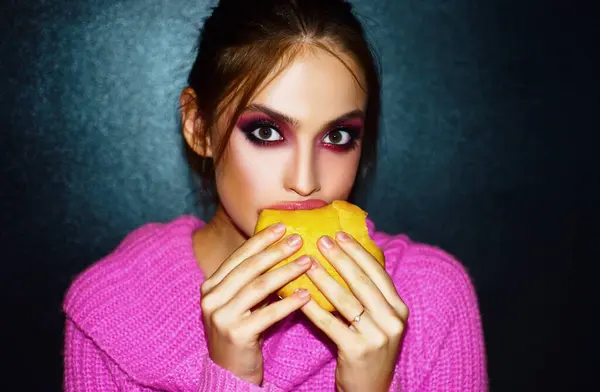 Krásná Mladá Žena Tvář Reklama Časopis Atraktivní Dívka Pojídáním Hamburger — Stock fotografie