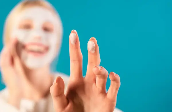 Mujer Aplicando Crema Para Piel Concepto Cuidado Piel Crema Facial —  Fotos de Stock