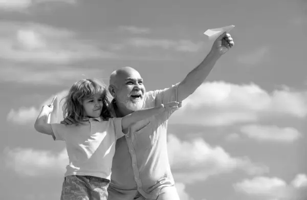 Großvater Und Sohn Spielen Mit Papierflieger Vor Sommerlichem Himmel Junge — Stockfoto