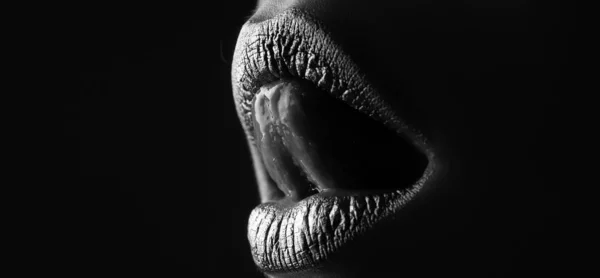 金の唇 唇に金色の口紅で女性の口を閉じます 光沢のある唇をかむ — ストック写真
