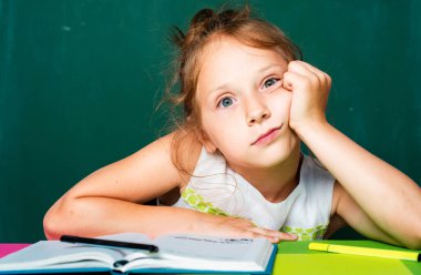 Okul çocukları. Sıkı öğrenme ve eğitim çocukları konsepti. Okula dönelim. Okulun ilk günü. Öğrenci ya da anaokulu öğrencisi